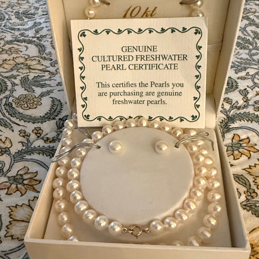 Elegant Pearl Jewelry Set - Picture 2 of 4